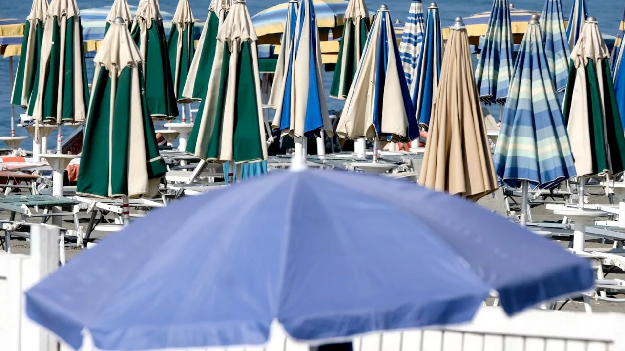 Stop alle proroghe per le spiagge, il governo si adegua all'Ue e punta agli indennizzi per i balneari