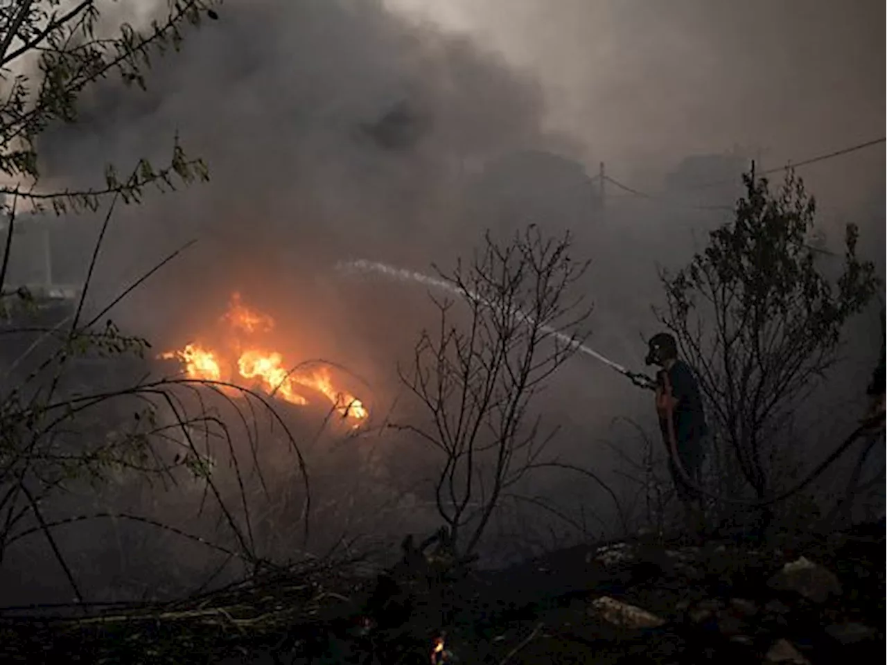 Fortschritte im Kampf gegen Waldbrand nahe Athen