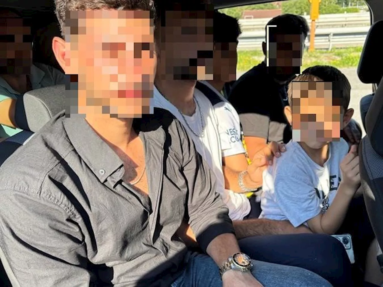 Im überbesetzten Auto geschleust: Bundespolizei stoppt Auto mit elf Migranten bei Hörbranz