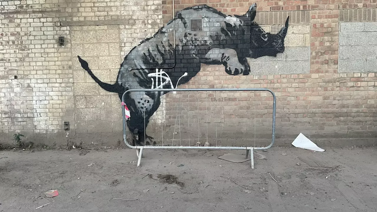 Un hombre vandaliza con pintura en 'spray' la última obra de arte de Banksy en Londres