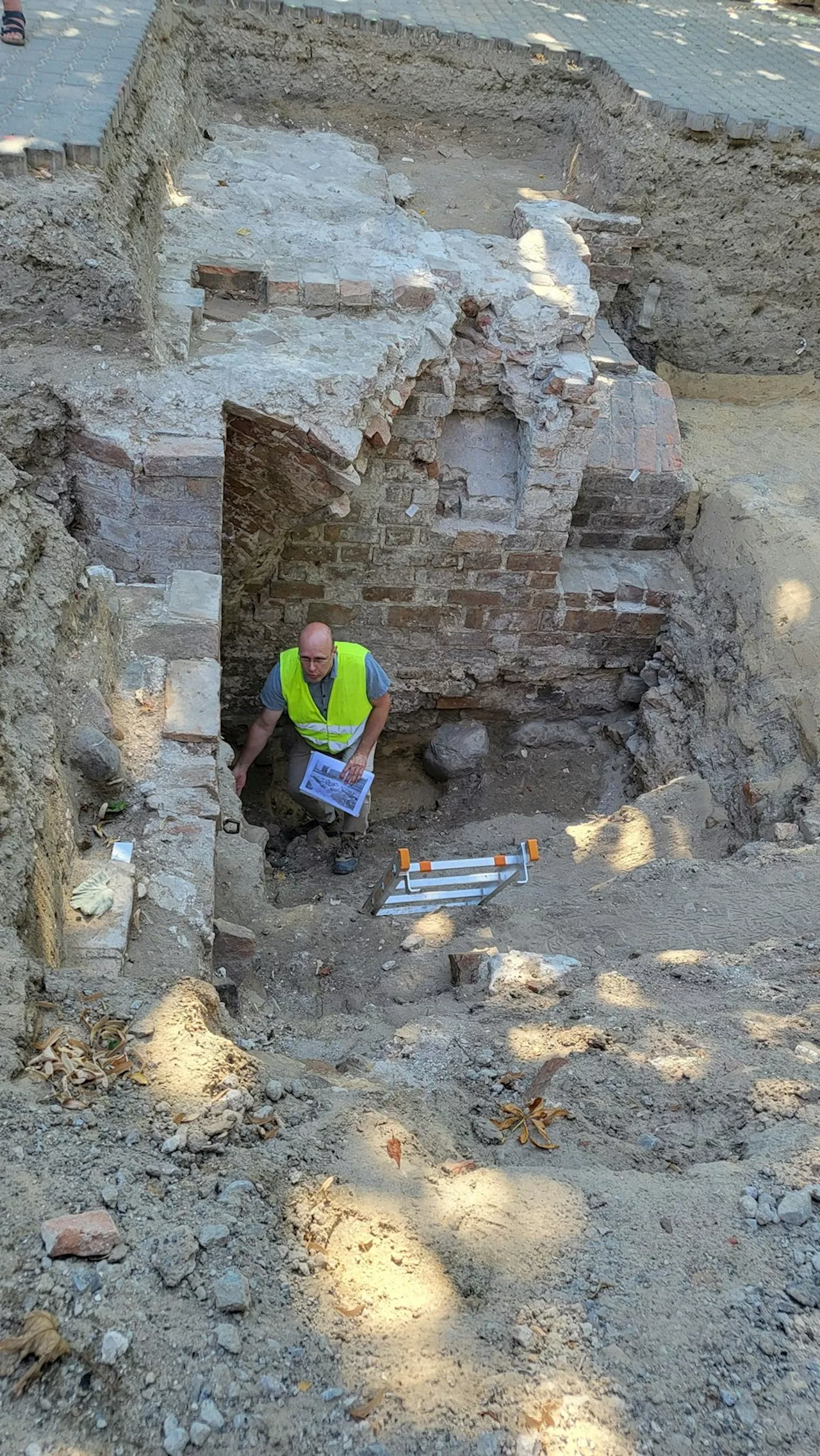 Berlins ältestes Haus: Senat lässt Archäologen vorm Roten Rathaus nach ihm schauen