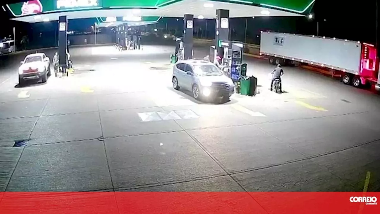 Imagens de videovigilância mostram ataque a tiro numa bomba de gasolina no México