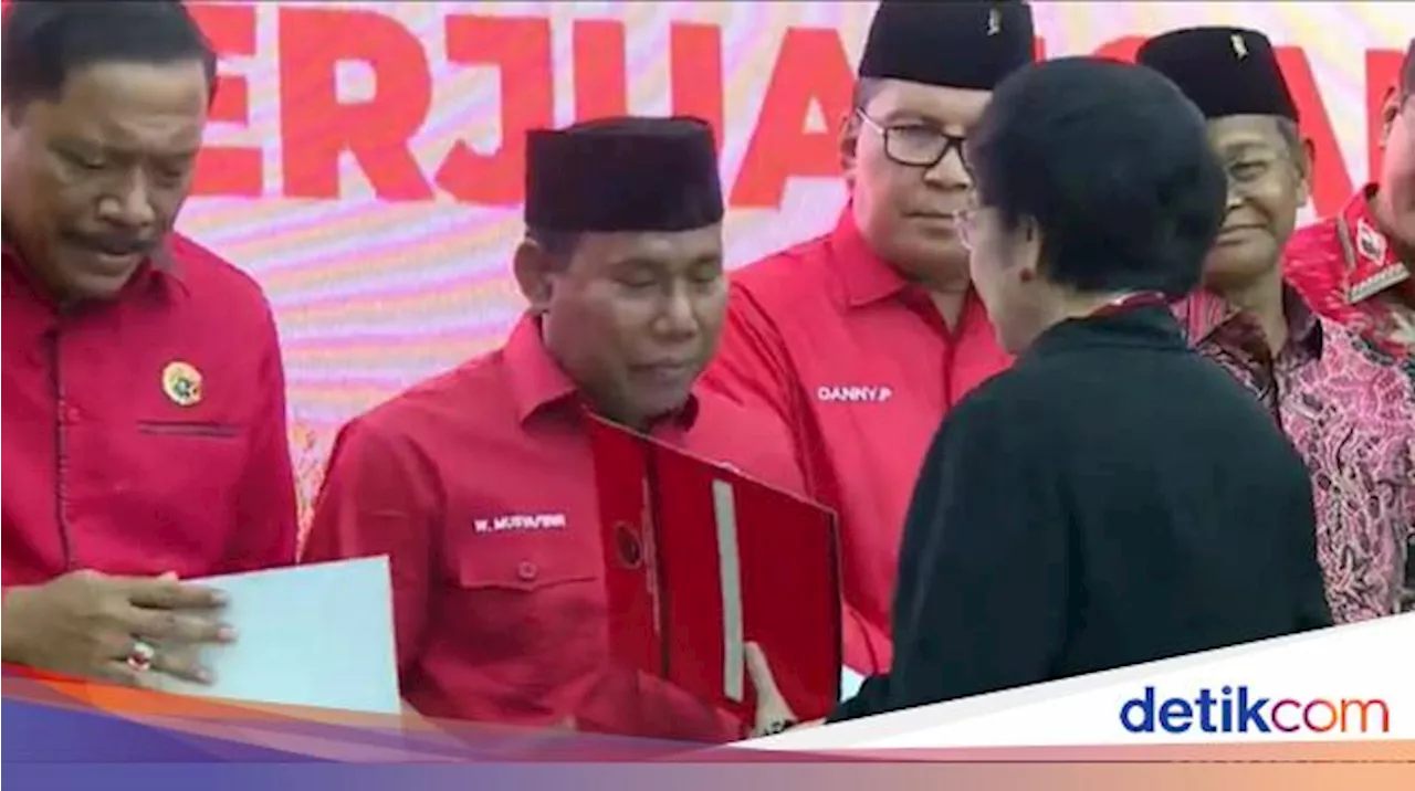 PDIP Usung Rohmi-Firin di Pilgub NTB 2024, Musyafirin Cium Tangan Mega