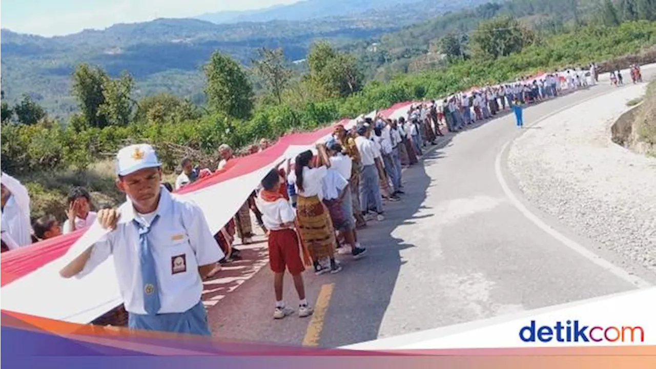 Sambut HUT RI, Warga Bentang Bendera 300 Meter di Perbatasan Timor Leste