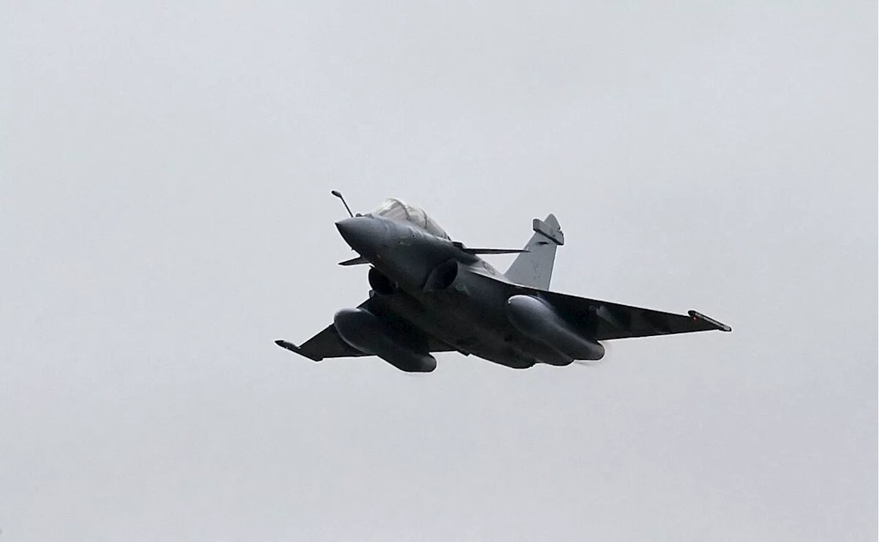 Chocan 2 aviones de la Fuerza Aérea de Francia, buscan a dos tripulantes