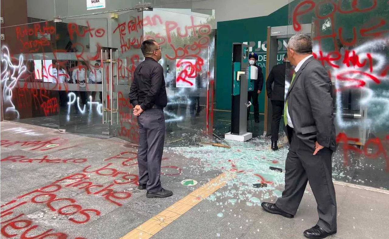 Con pintas a edificio del Poder Judicial de CDMX, colectivo exige cambio de medida cautelar a Cuauhtémoc Gutiérrez 'El Rey de la basura'