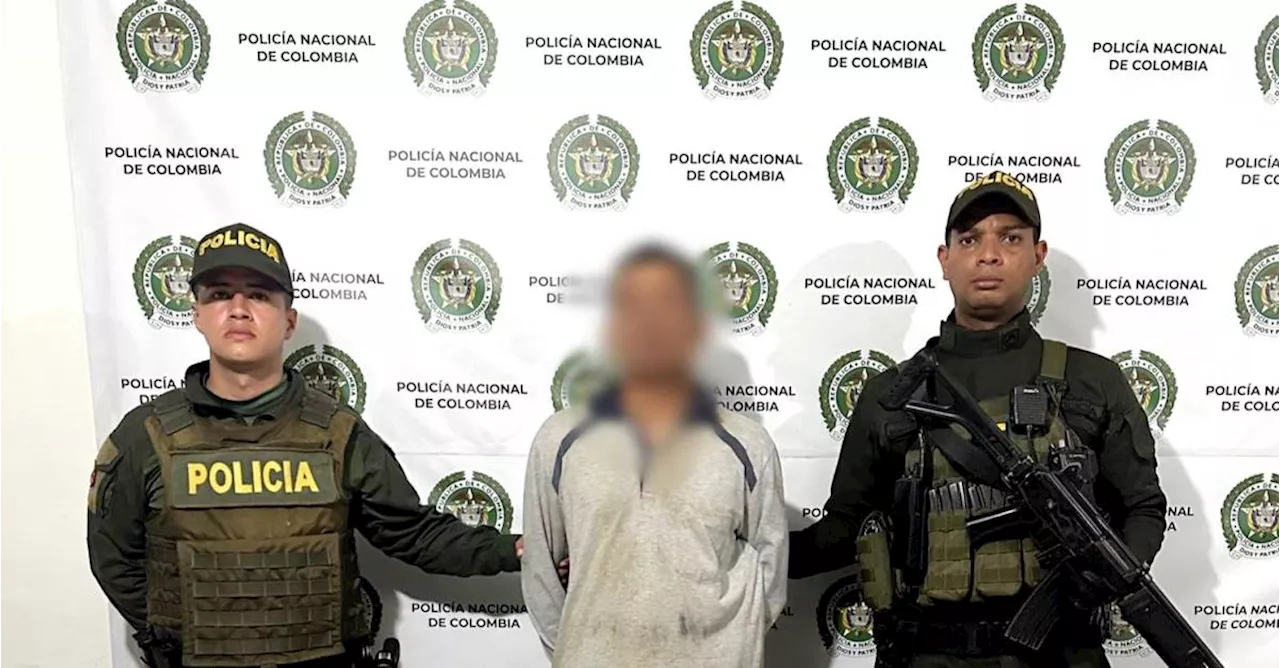 Capturan a hombre que se fue de rumba con una AK-47 al hombro en Antioquia