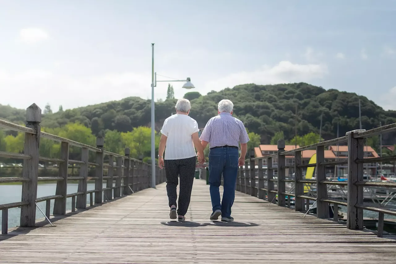 Humanos envelhecem muito em duas fases, aos 44 e aos 60 anos