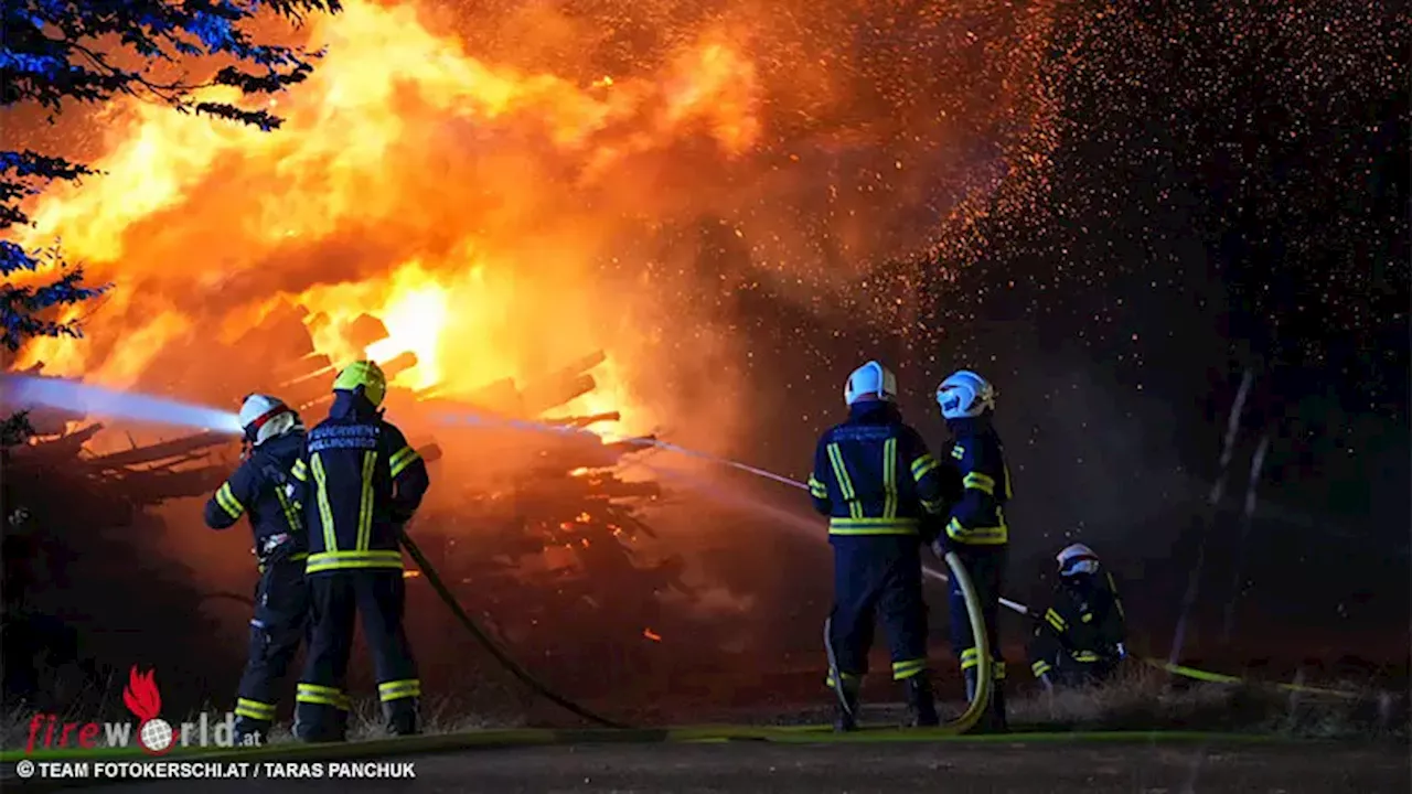 Oö: Zwei brennende Holzstöße in Altenberg bei Linz → 11 Feuerwehren alarmiert