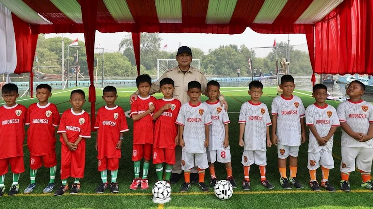 Kunjungi Anak-anak di Muara Angke, Prabowo: Belajar yang Baik Semua Ya