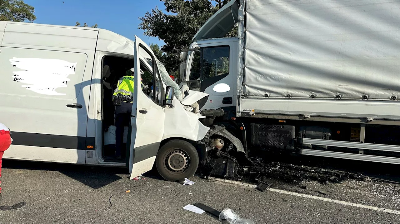 Kastenwagen prallt in Lkw – Lenker in Wrack eingeklemmt