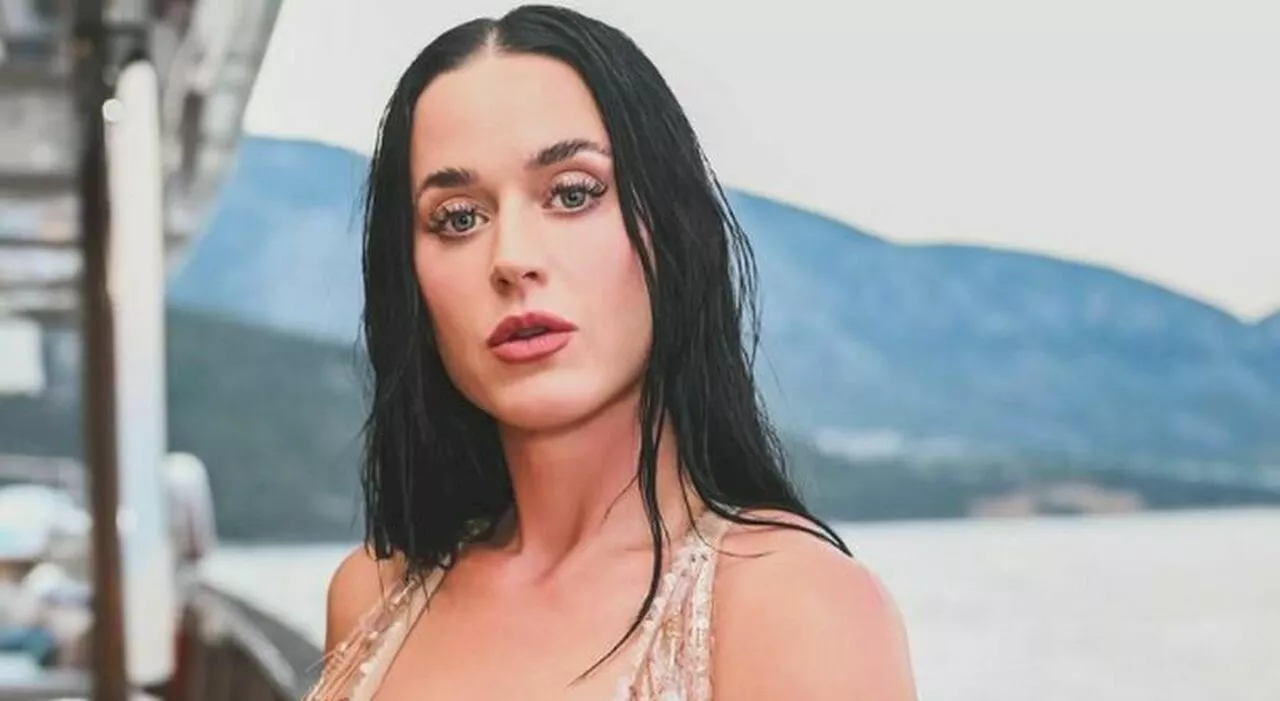 Katy Perry, l'estate (scatenata) in Europa, tuffi dall'elicottero in Sardegna. E per il video sulle dune a For