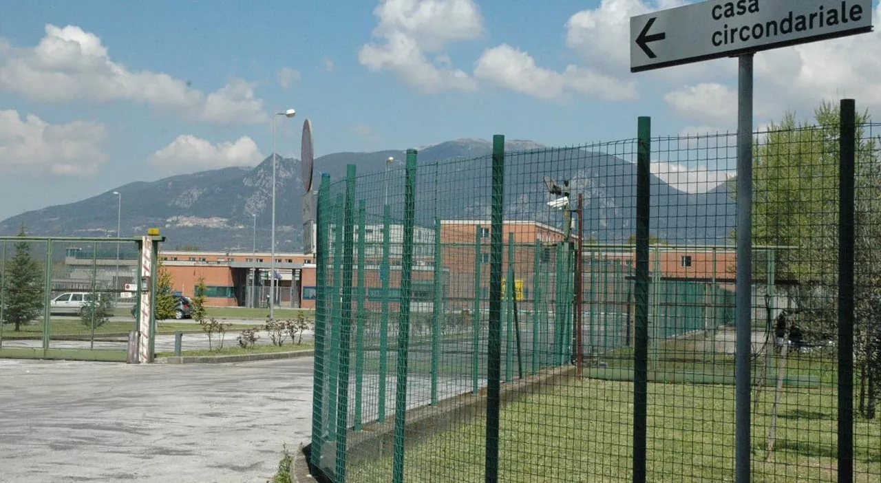 Terni, detenuto pischiatrico tenta di impiccarsi in cella e i poliziotti lo salvano