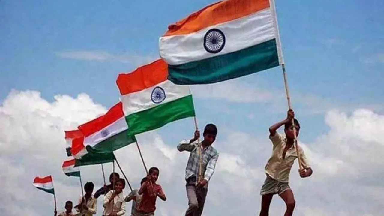 Independence Day Songs: देशभक्ति की भावना से भरे ये 10 गीत, जो आपको देंगे वतन से मोहब्बत करने का जुनून