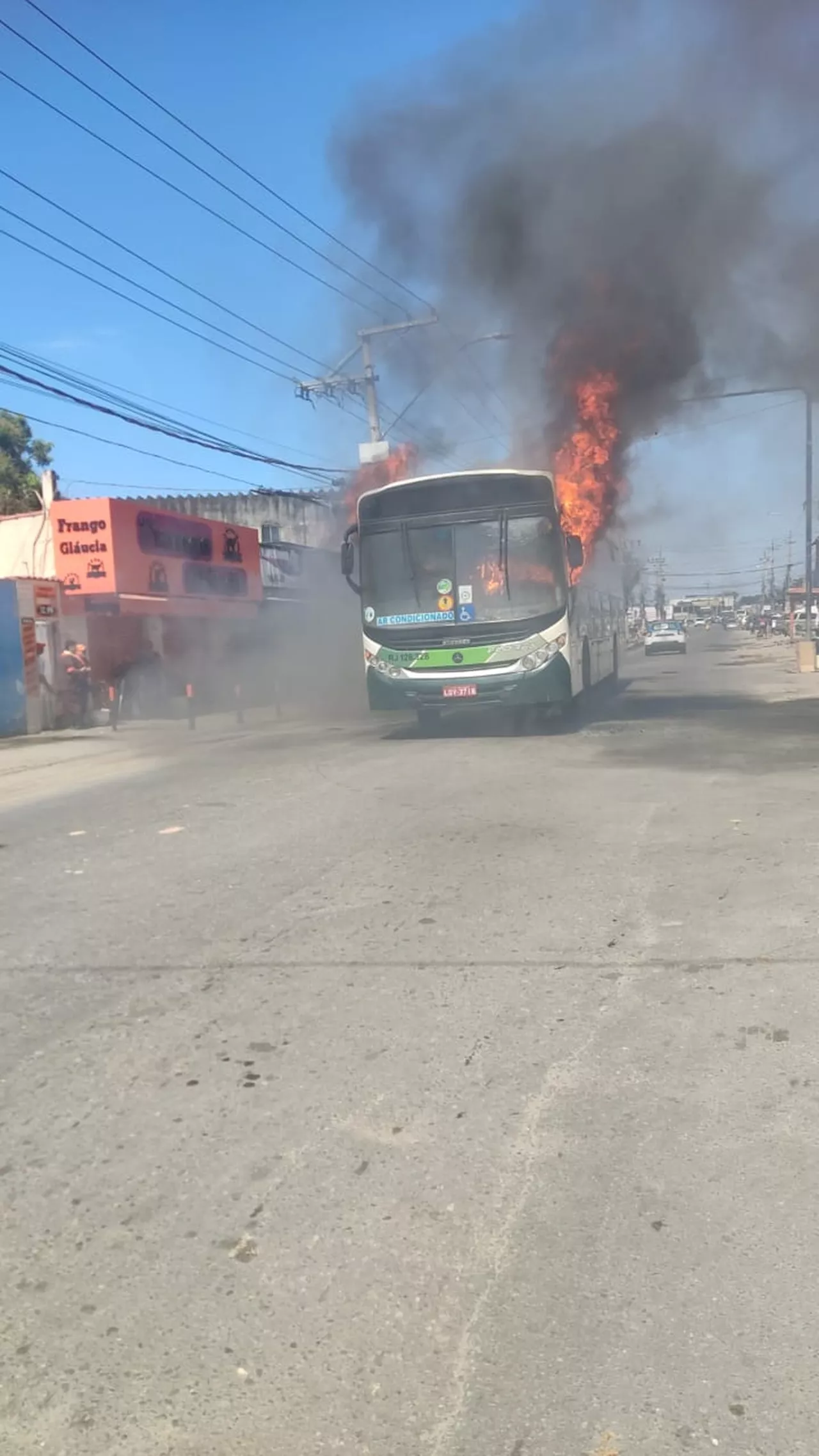 Ônibus são incendiados em Belford Roxo como represália a operação da PM; veja vídeo