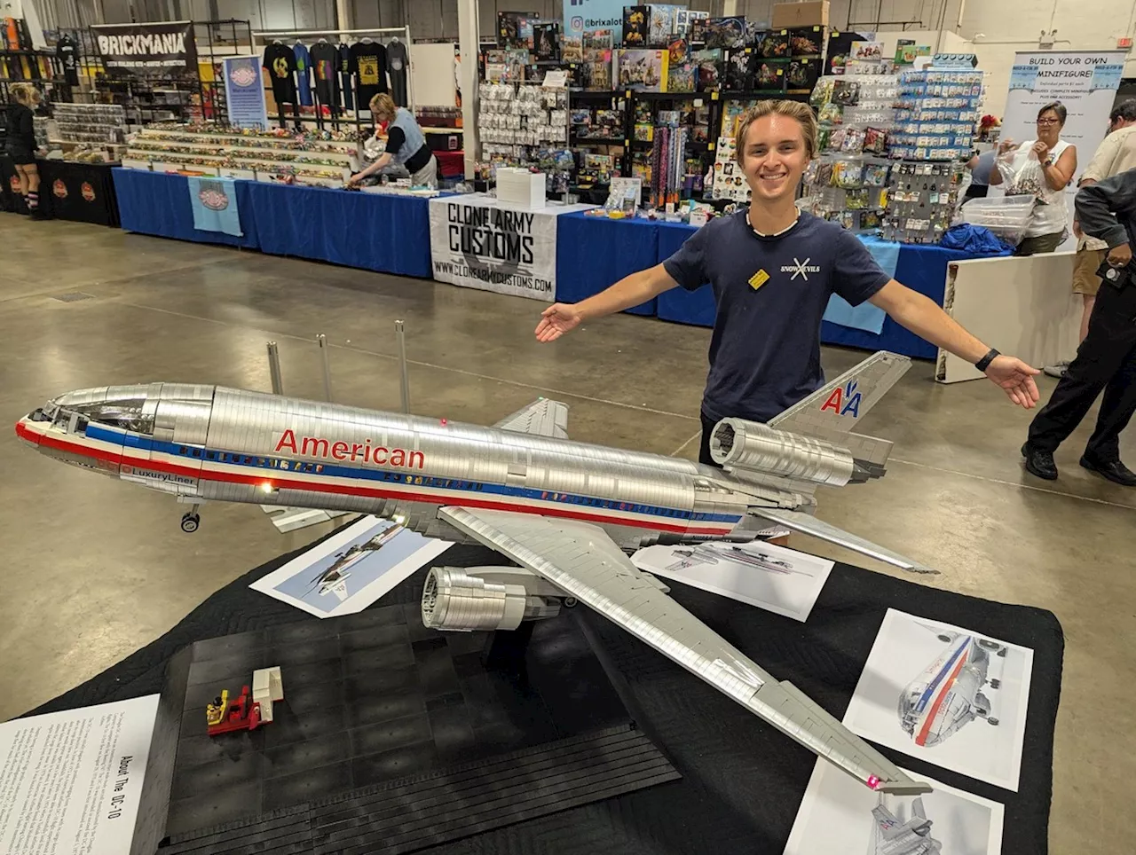 Americano monta modelo gigante de avião com 20 mil peças de Lego