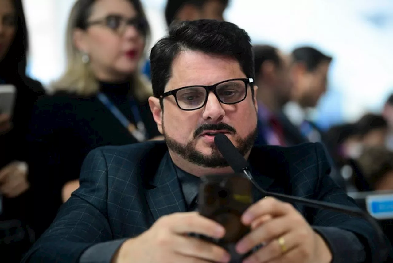 PF acusa senador Marcos do Val de cometer crime de corrupção de menores