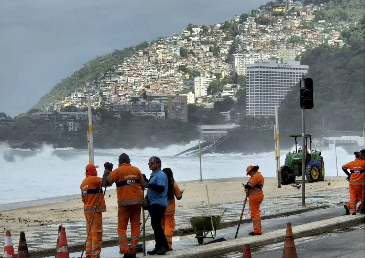 Ressaca no mar do Rio mantém trecho da Avenida Delfim Moreira, no Leblon, fechado; ondas voltaram a invadir a pista