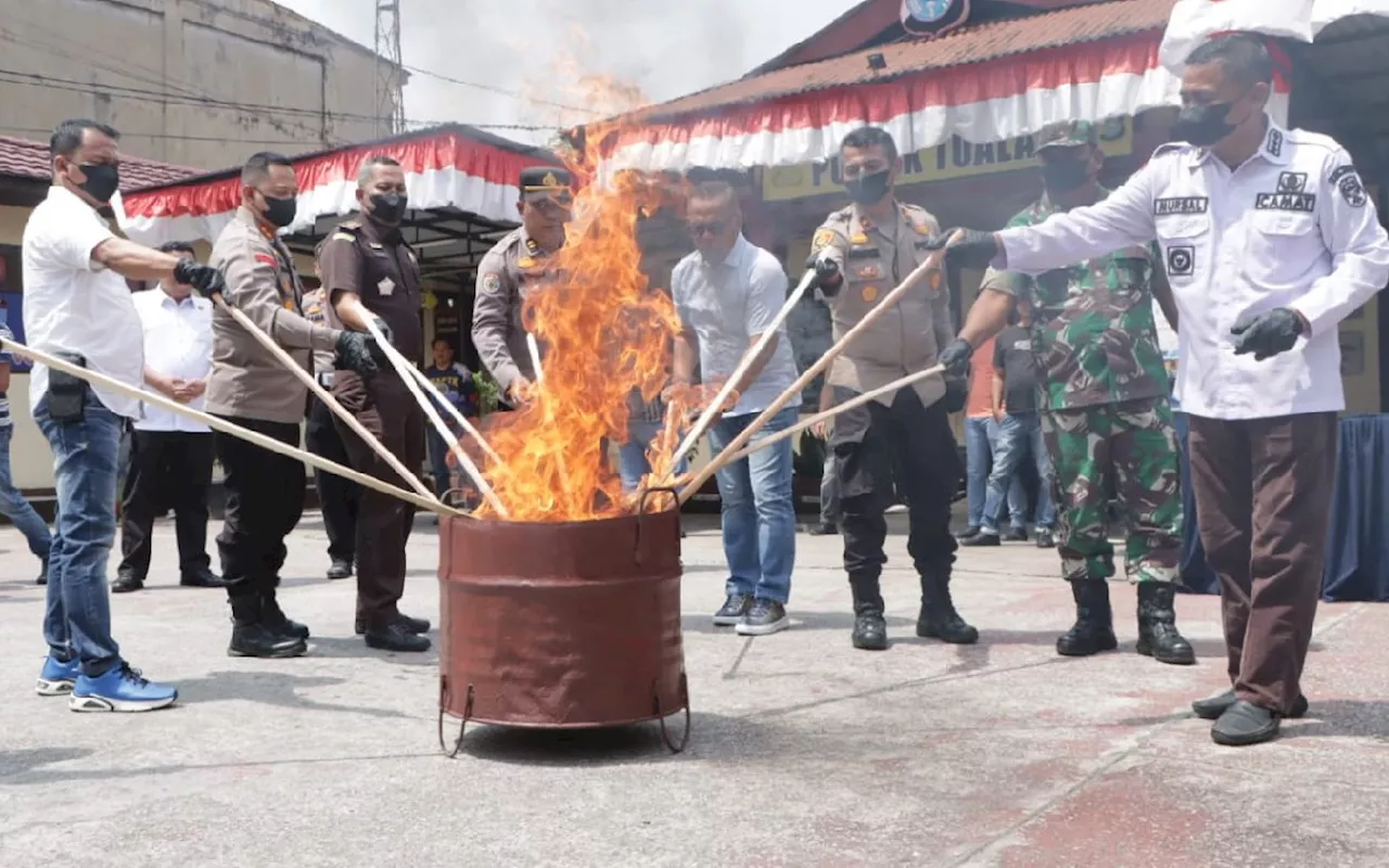 Polres Siak Klaim Selamatkan 14.000 Jiwa Setelah Musnahkan 7 Kg Ganja