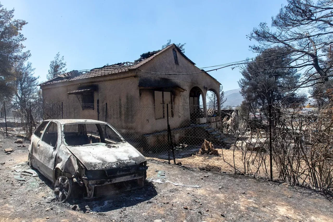 Incendie en Grèce : le feu faiblit autour d’Athènes