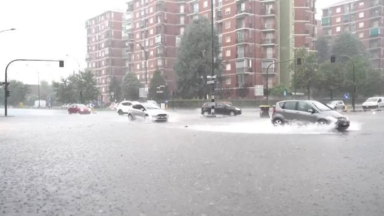 Maltempo, violento nubifragio si abbatte su Torino: le strade si trasformano in torrenti