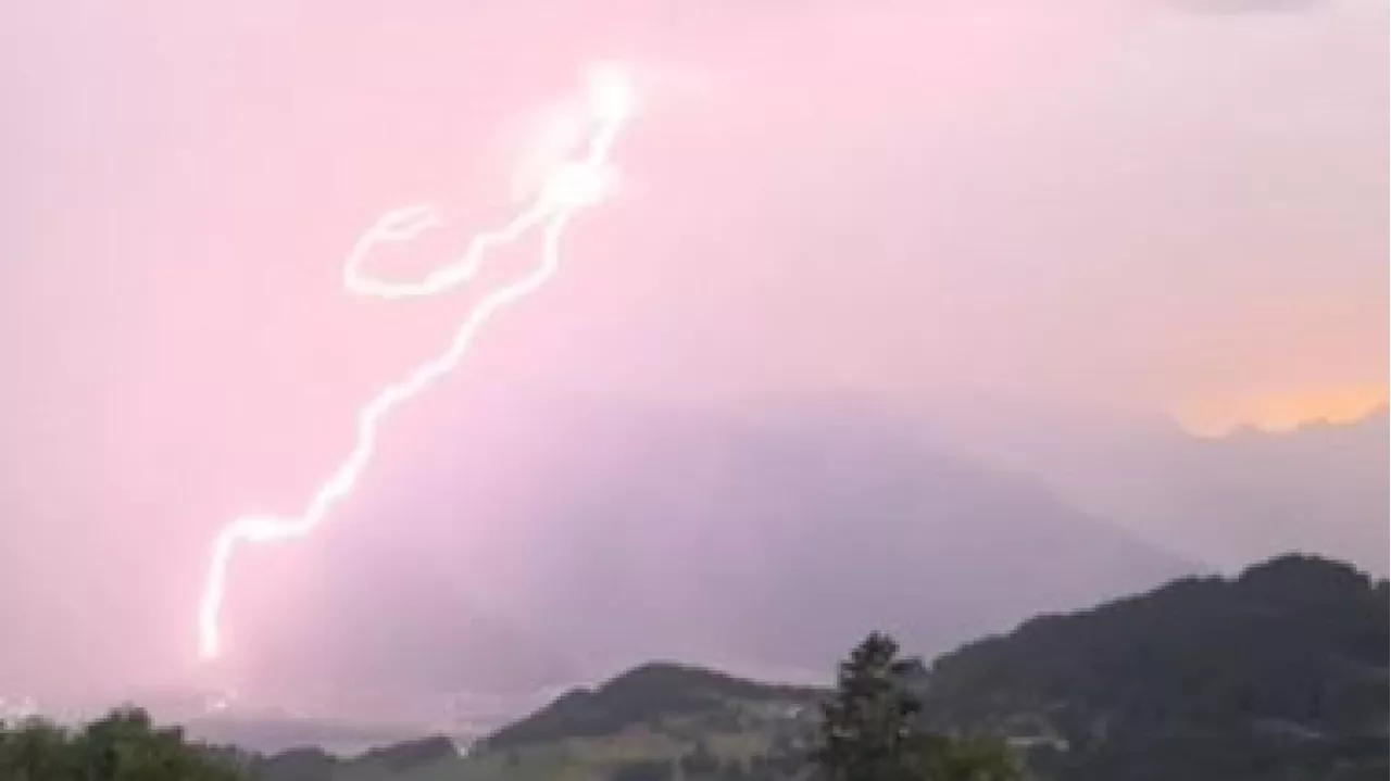 Météo : les images des orages explosifs dans l’est de la France, un mort en Isère