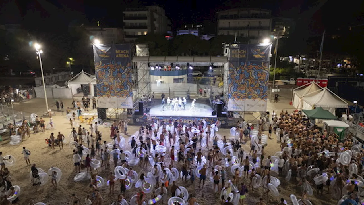 Record night a Lignano Sabbiadoro: il bagno notturno luminoso da Guinness dei primati