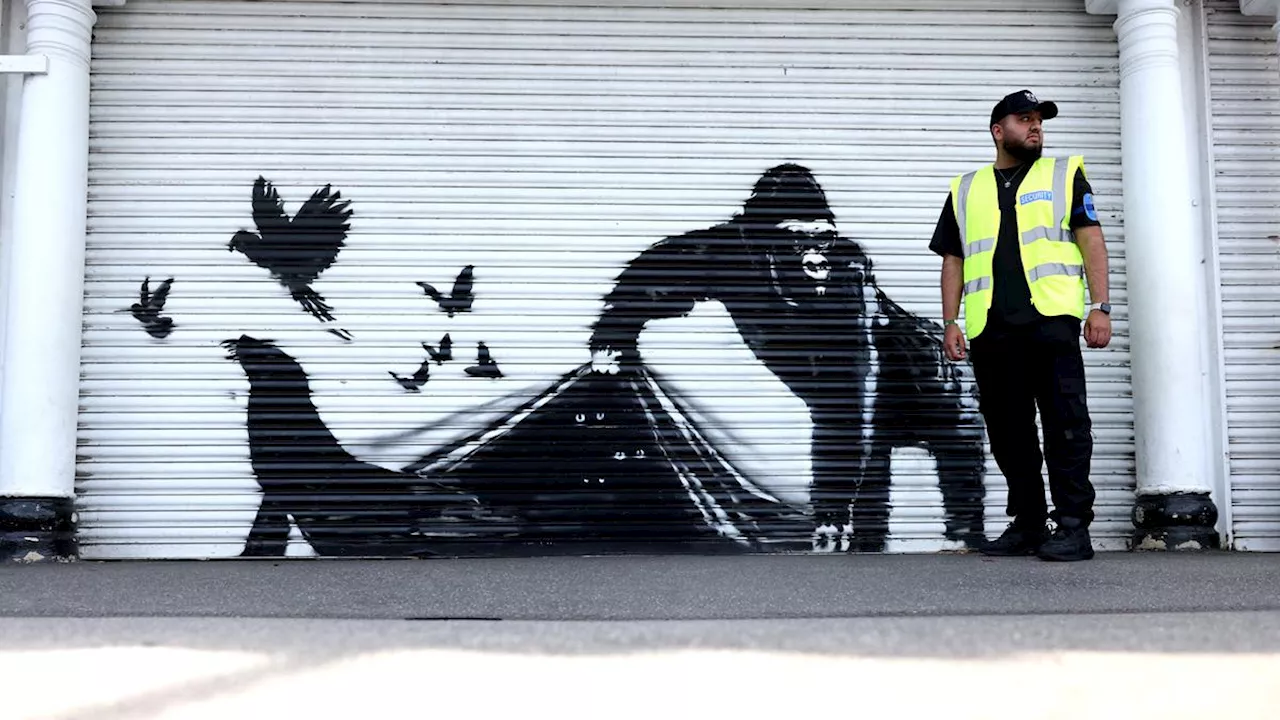 Mural Baru Banksy Muncul di Kebun Binatang London