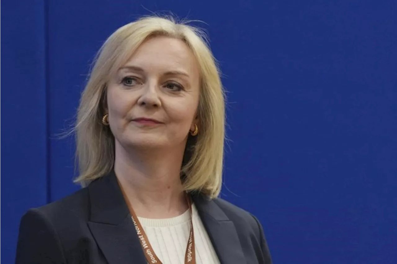 Evenement met Britse ex-premier Liz Truss verstoord door grap met spandoek en krop sla