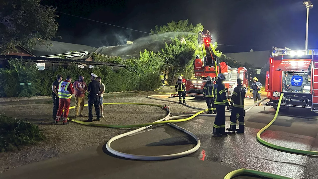 Vier Feuerwehren kämpften gegen die Flammen im ehemaligen Weinkrug