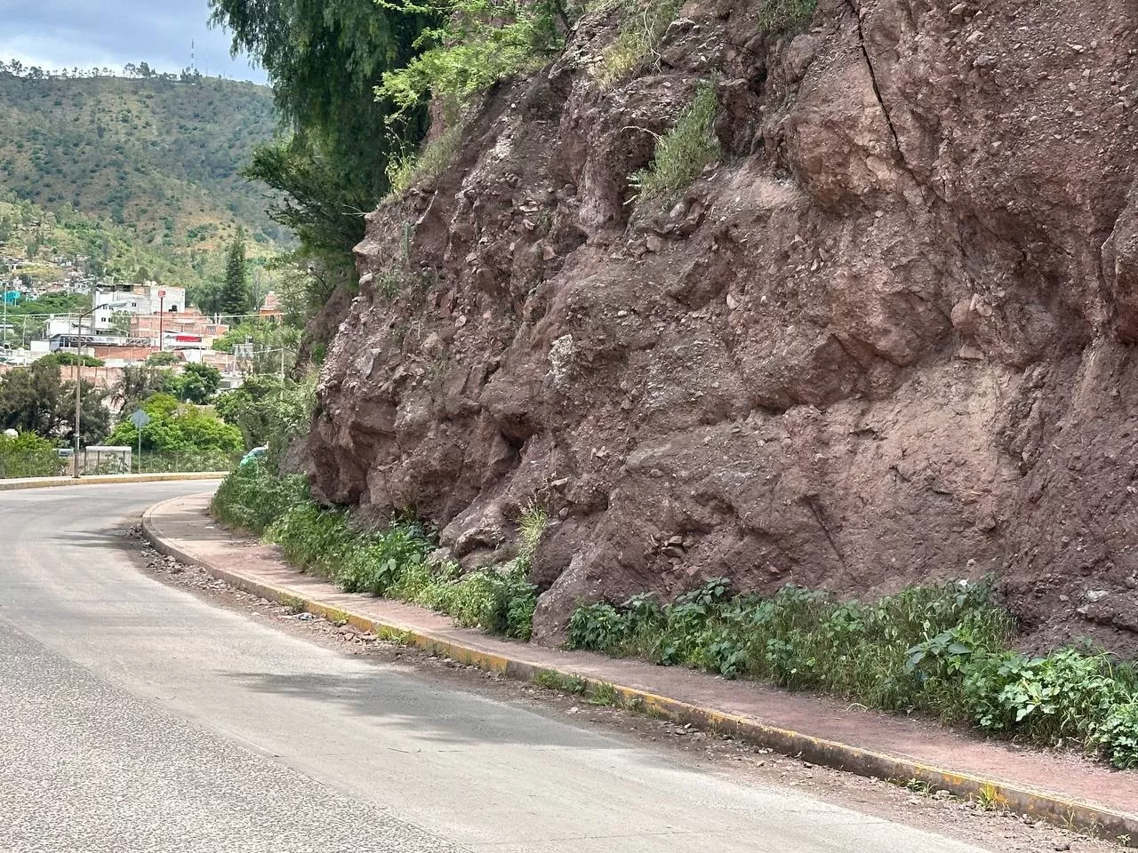 Deslaves en la calle Palmas de Guanajuato son un riesgo para peatones y conductores