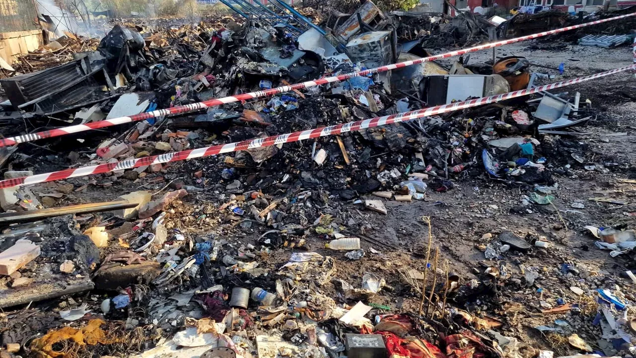 Incendio nella baraccopoli: transennata l'area del campo nomadi abusivo