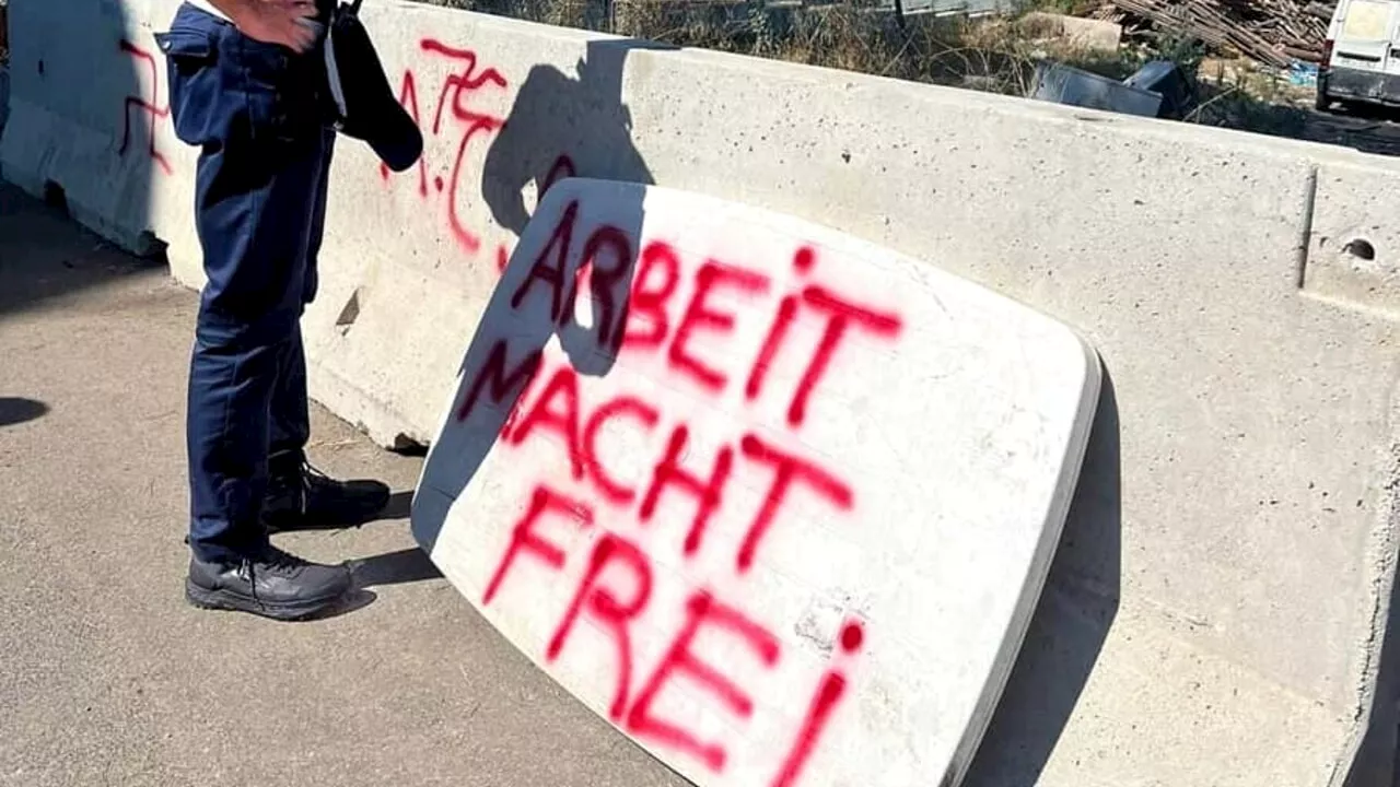 Scritte naziste davanti al campo nomadi distrutto dalle fiamme