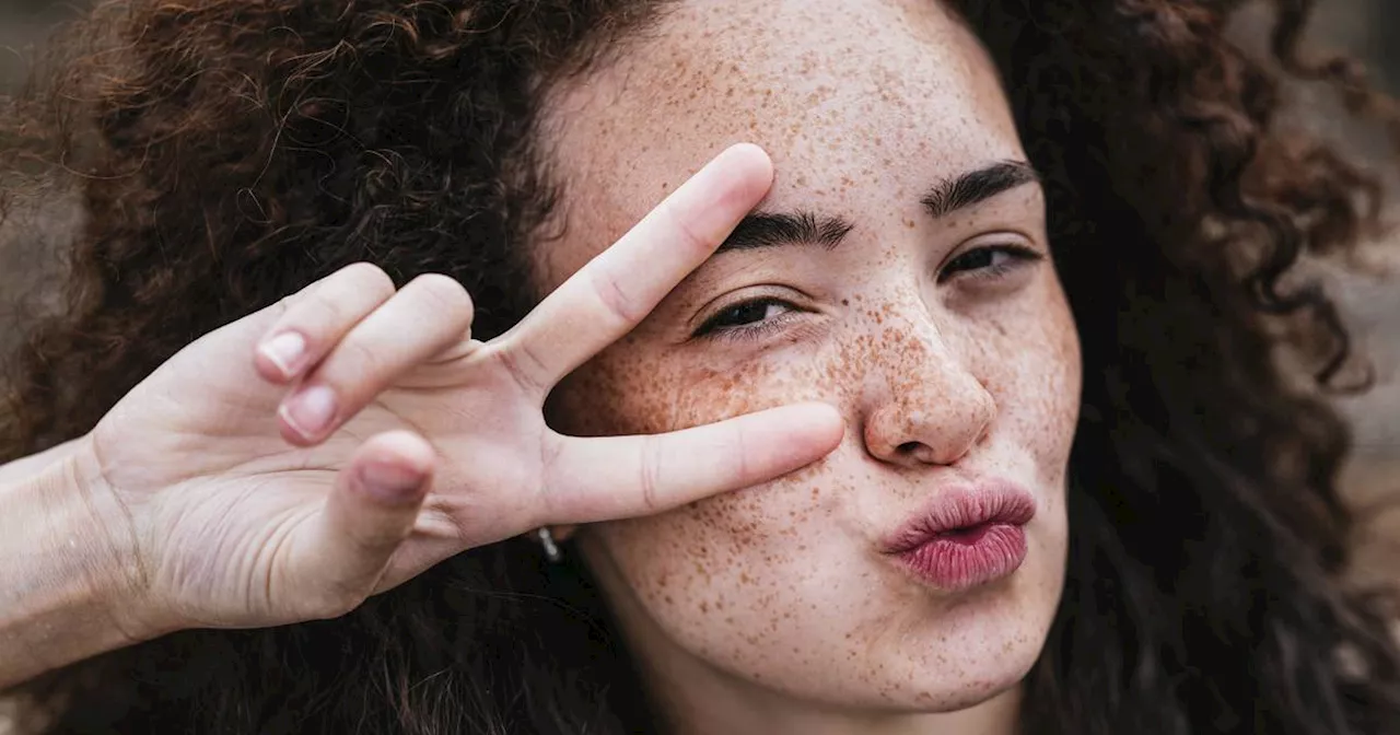 Fake Freckles: Wie man Make-up für falsche Sommersprossen schminkt