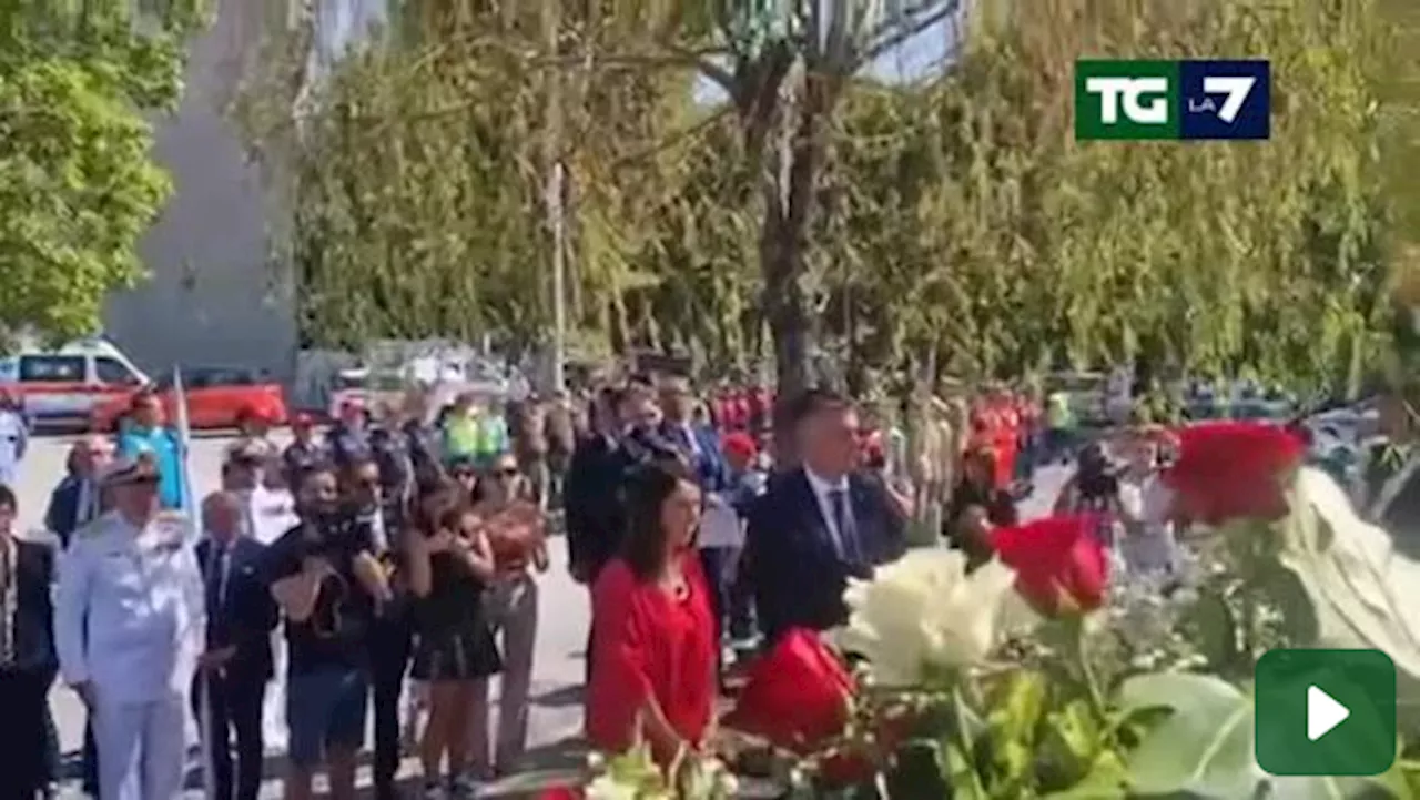 Ponte Morandi: il minuto di silenzio e le tre corone per le vittime del crollo