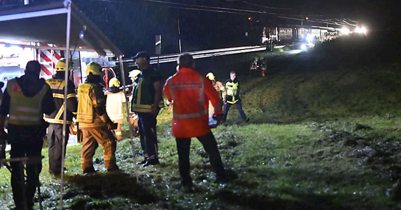 ÖBB-Zug mit 260 Menschen an Bord kollidierte in Bayern mit umgestürztem Baum