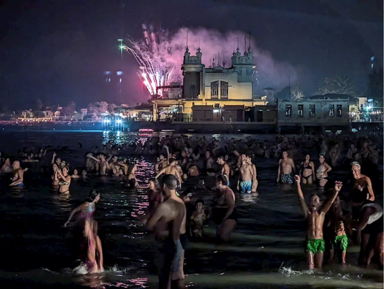 Ferragosto a Palermo, bagno di mezzanotte a Mondello