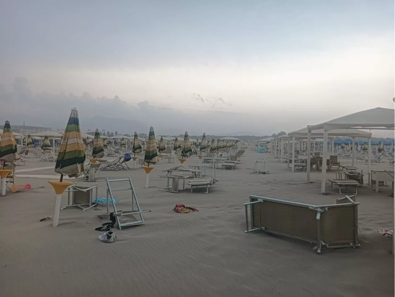 Tromba d'aria in Versilia, danni a bagni e spiagge evacuate