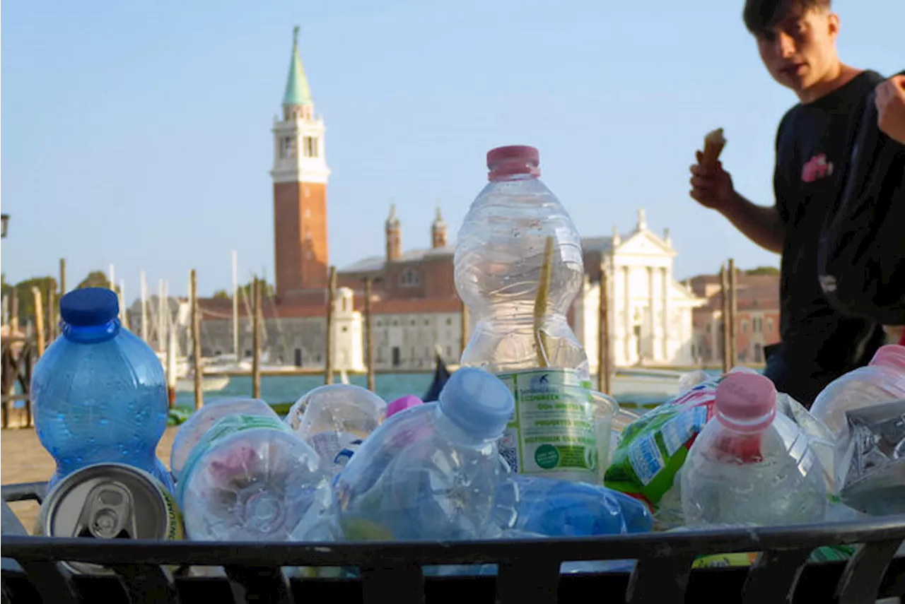 Venezia, l'overtourism fa traboccare i cestini di plastica