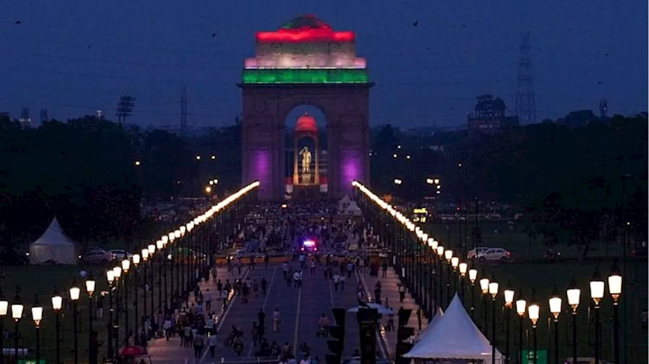 Photos: दिल्ली से लेकर कन्याकुमारी तक पूरे देश में स्वतंत्रता दिवस की उमंग; तिरंगे की रोशनी में नहाईं इमारतें