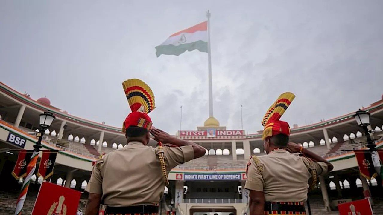 Punjab: स्वतंत्रता दिवस पर देशभक्ति से झूम उठा अटारी बॉर्डर, बीटिंग रिट्रीट सेरेमनी में दिखा जवानों का शौर्य