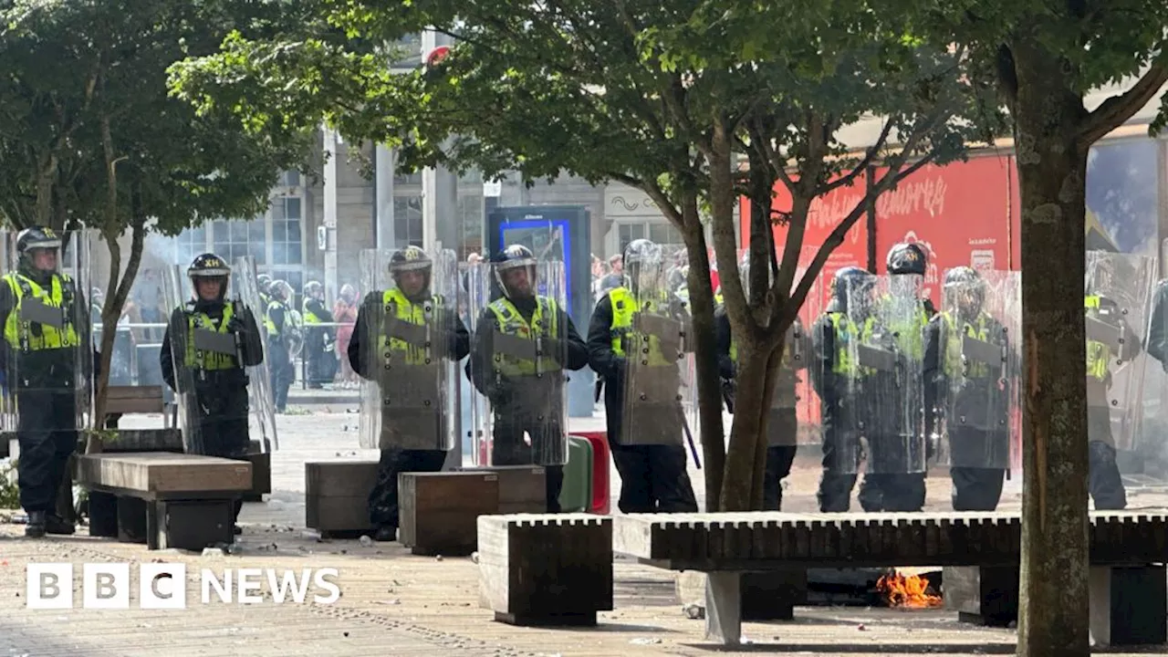 Hull judge calls for rougher charges for rioters