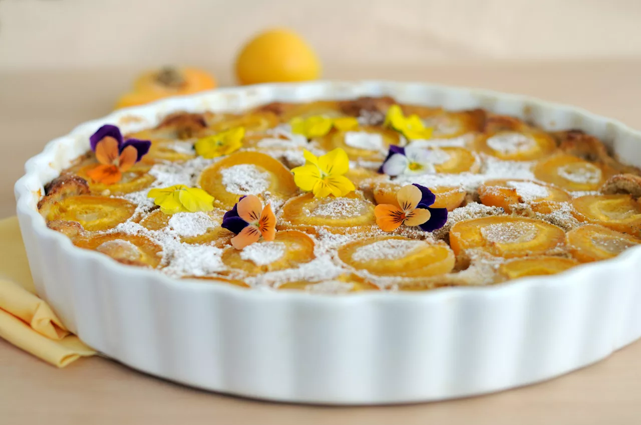 Cyril Lignac dévoile la recette d'un gourmand clafoutis aux abricots et aux amandes