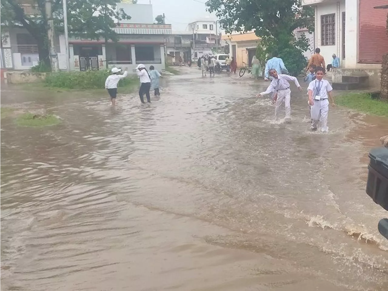 उदयपुर के ग्रामीण इलाकों में हुई बारिश: शहर में बादलों ने डेरा डाला, बरसे नहीं; सरकारी स्कूल के मैदान में प...