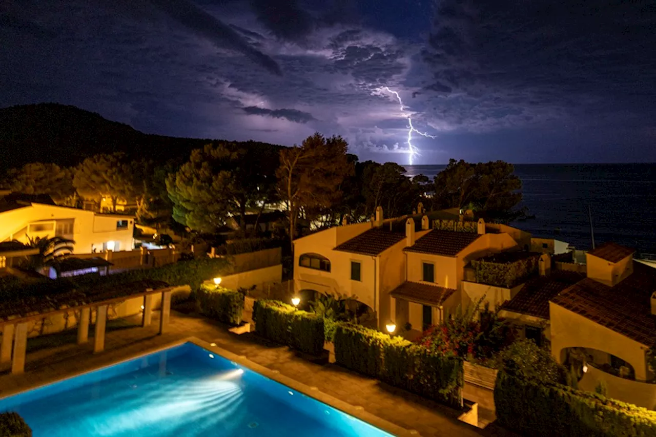 Diez personas evacuadas de sus casas anegadas en Sóller (Mallorca) por las intensas lluvias