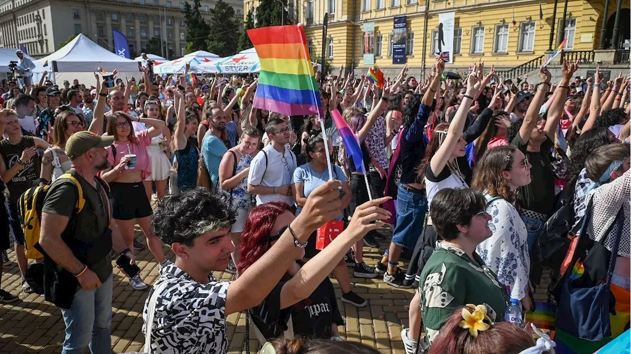 En Bulgarie, le président ratifie une loi interdisant la 'propagande LGBT+' à l'école