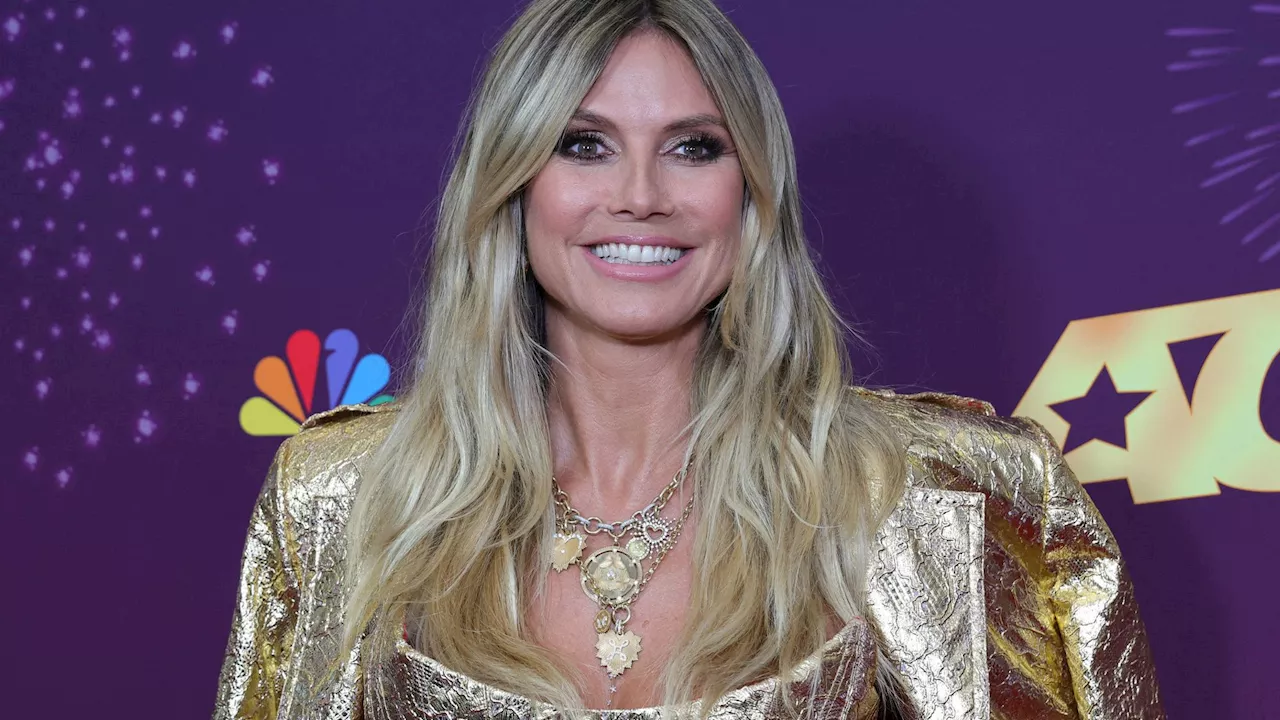 Heidi Klum en total look doré avec une robe ultra courte qui dévoile ses jambes interminables