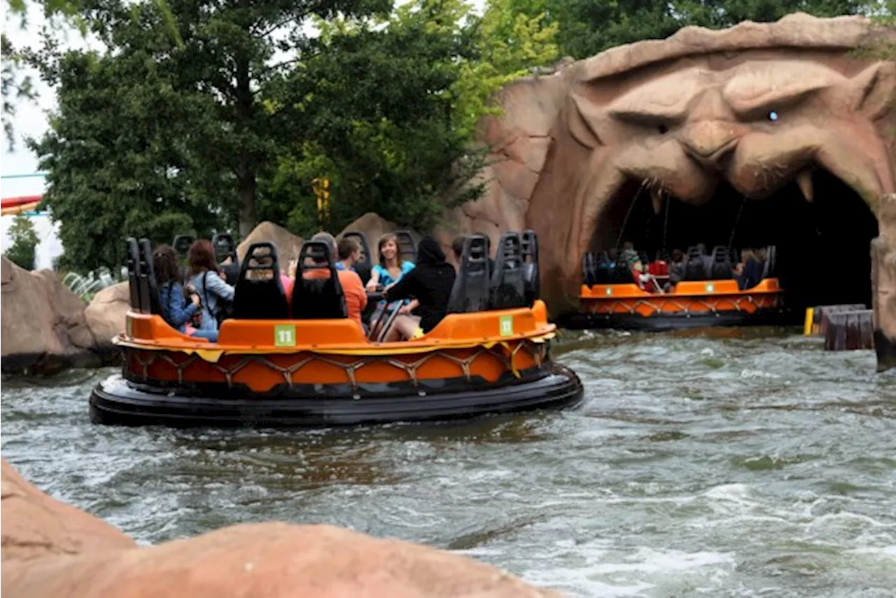 Even paniek in Walibi nadat bezoeker in het water valt, politie en ziekenwagen komen ter plaatse