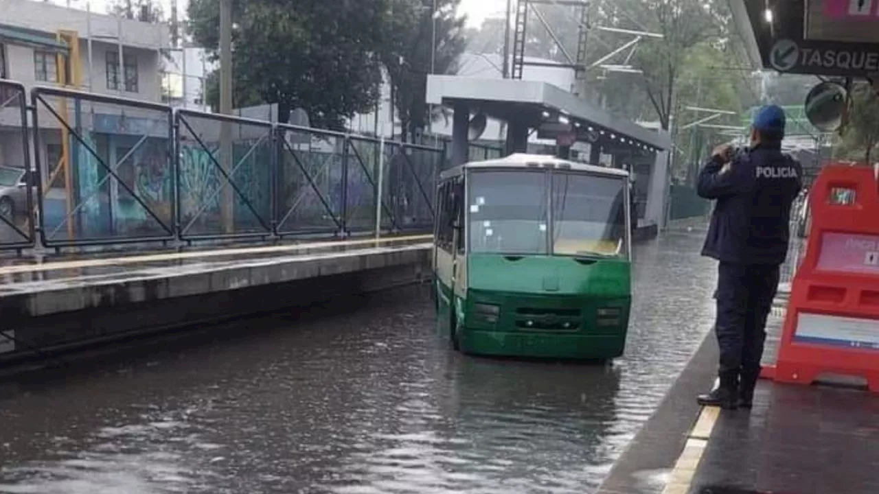 Imagínate vivir en Suiza y perderte el nuevo camión trajinera que quedó atrapado en una inundación en CDMX