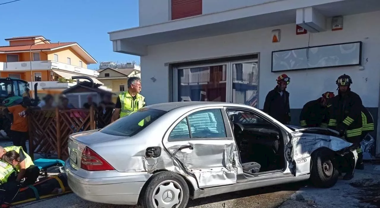 Auto contro trattore: conducente ferito